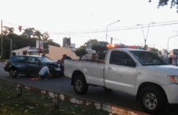 Un auto chocó contra el semáforo en el ingreso a la Pista de la Salud